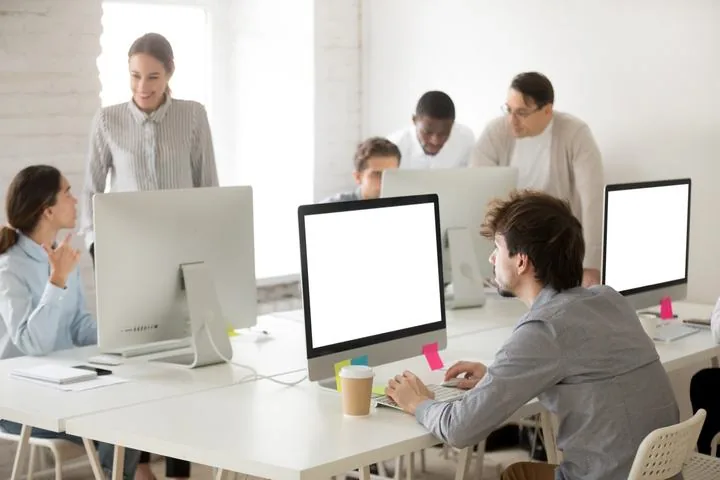 Mitarbeiter an Bildschirmarbeitsplätzen in einem Büro