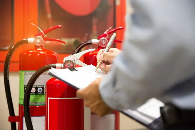 Prüfung von Feuerlöschern mit Klemmbrett