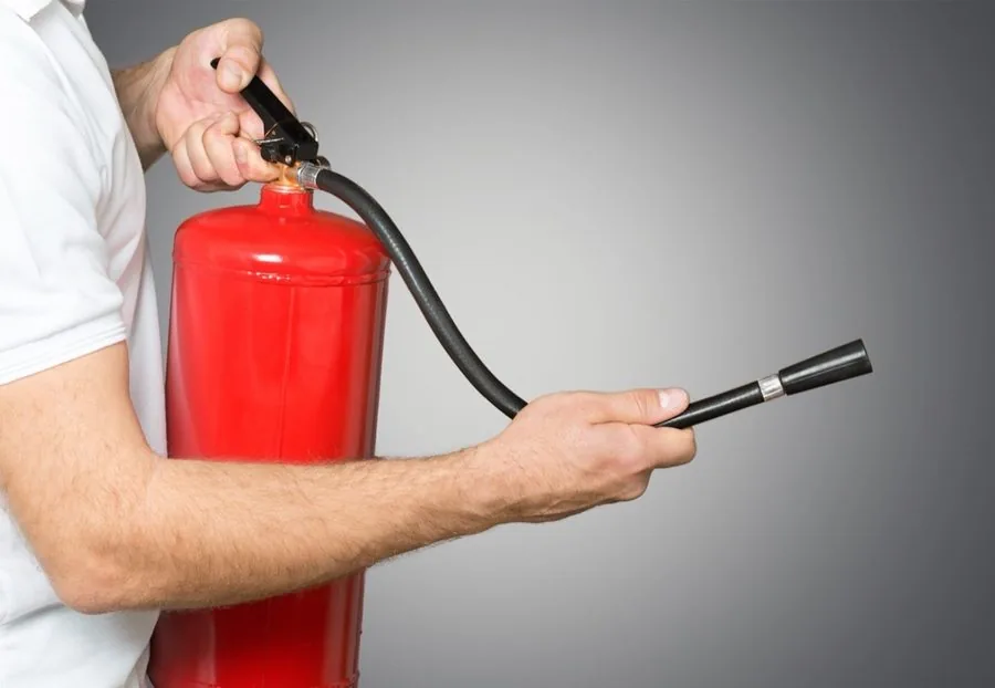 Feuerlöscher wird für den Einsatz vorbereitet