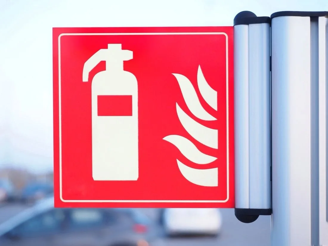 Brandschutzzeichen Feuerlöscher an einer Wand