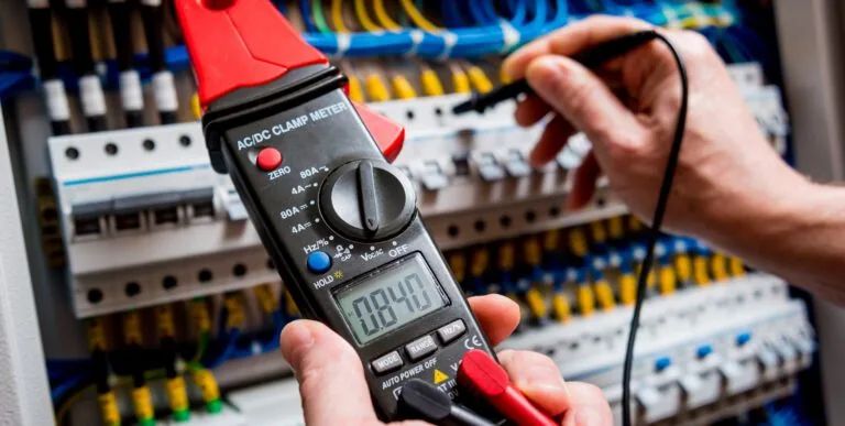 Messung mit dem Multimeter an einer elektrischen Anlage