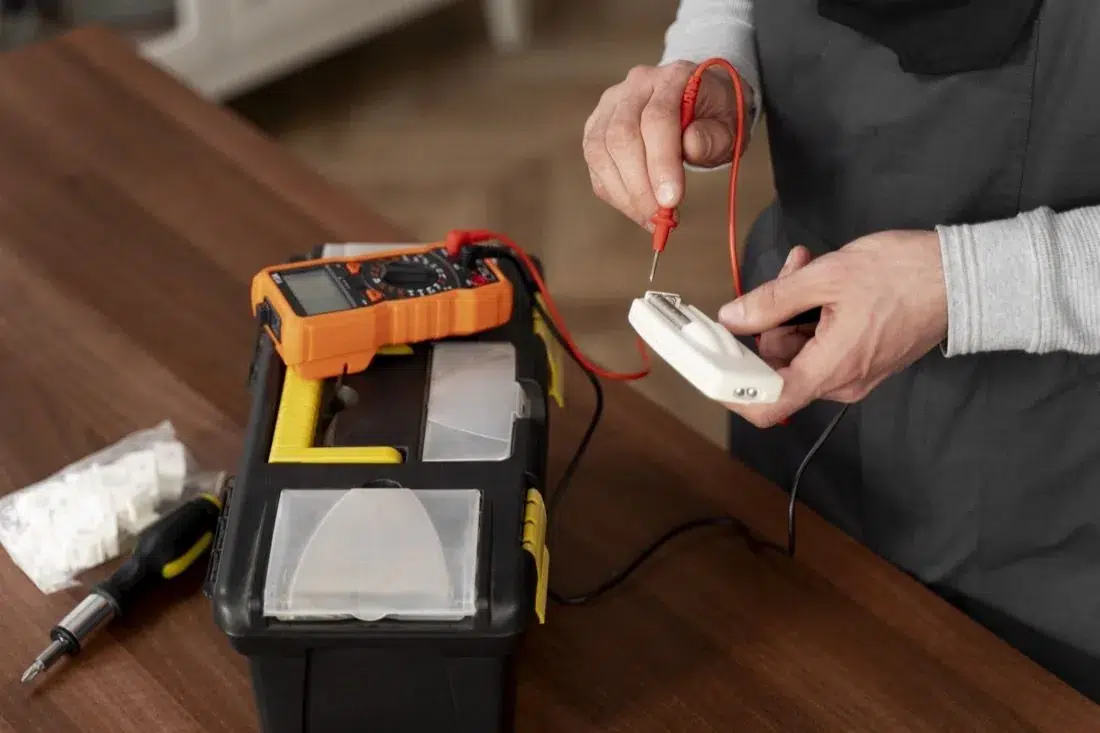 Elektrische Prüfung eines Geräts mit dem Messgerät