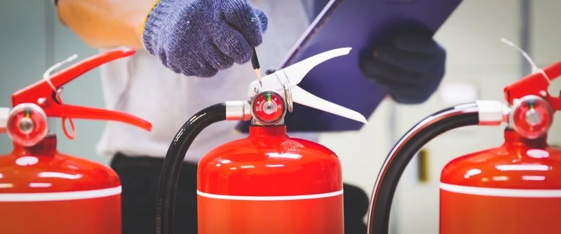Feuerlöscher in einer Reihe