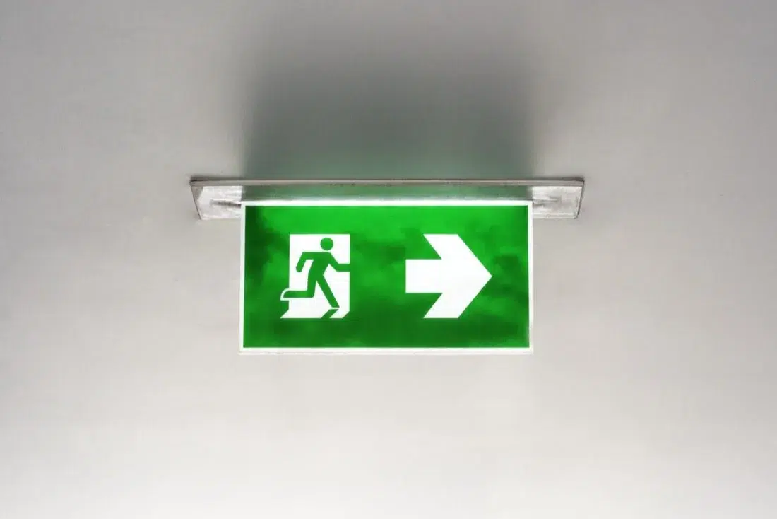 Beleuchtetes Rettungszeichen über einer Tür