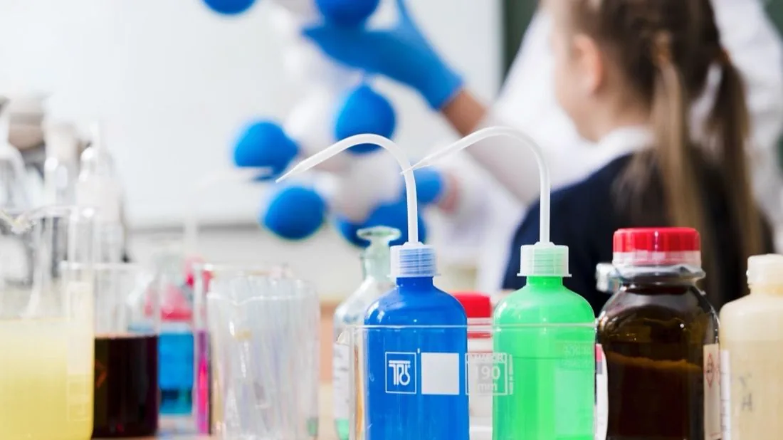 Flaschen mit Chemikalien auf einem Labortisch