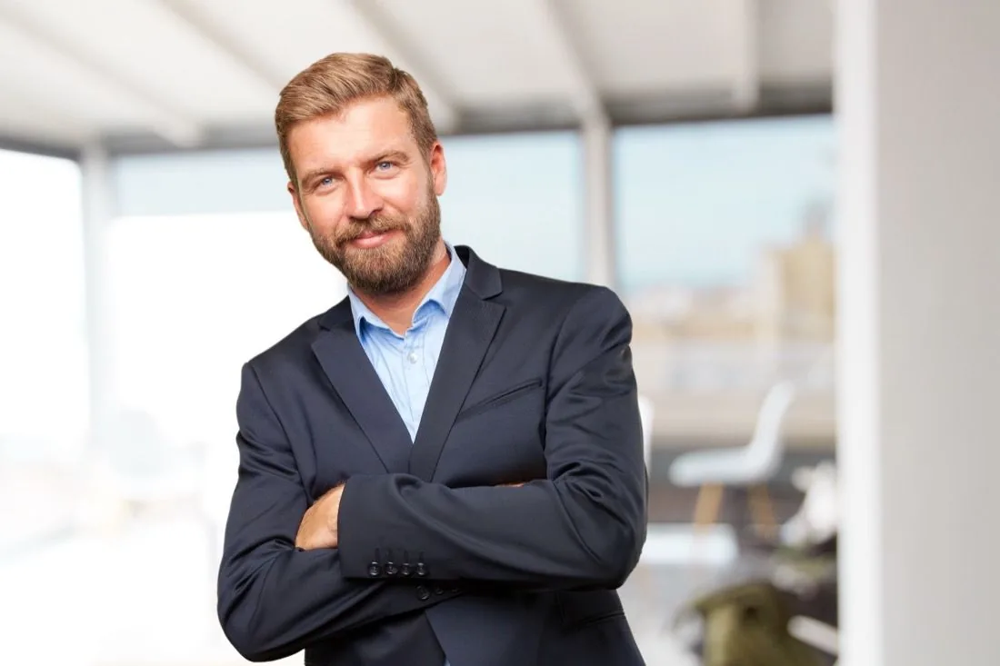 Unternehmer im Anzug in seinem Büro