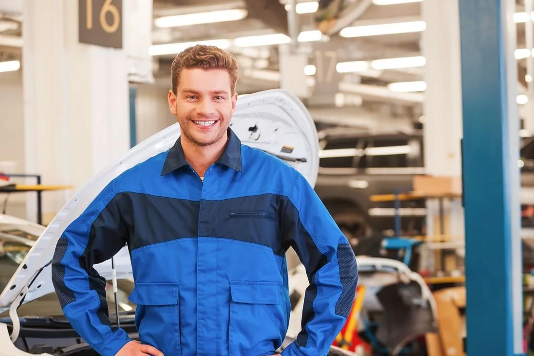 Mechaniker in Arbeitskleidung in einer Werkstatt