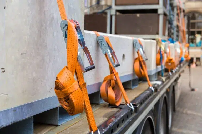 Zurrgurte sichern die Ladung eines Lkw