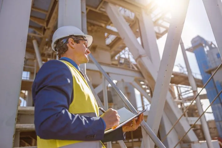 Koordinator mit Tablet auf einer Baustelle